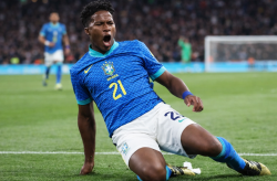 17岁巴西新星恩德里克：FIFA游戏牵线，跨越时空致敬查尔顿